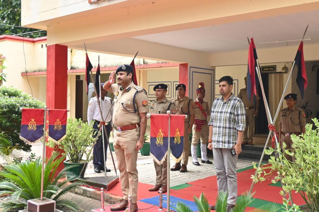 maharajganjpol's tweet photo. #MAHARAJGANJ_POLICE 
आज दिनांक 25.09.2024 को पुलिस उप महानिरीक्षक महोदय गोरखपुर द्वारा जनपद महराजगंज भ्रमण व निरीक्षण कार्यक्रम के दौरान रिजर्व पुलिस लाइन महराजगंज में सलामी लेते हुए।
#DIGGKP #UPPOLICE #MRJPOLICE https://t.co/I6bTjQn1Ae