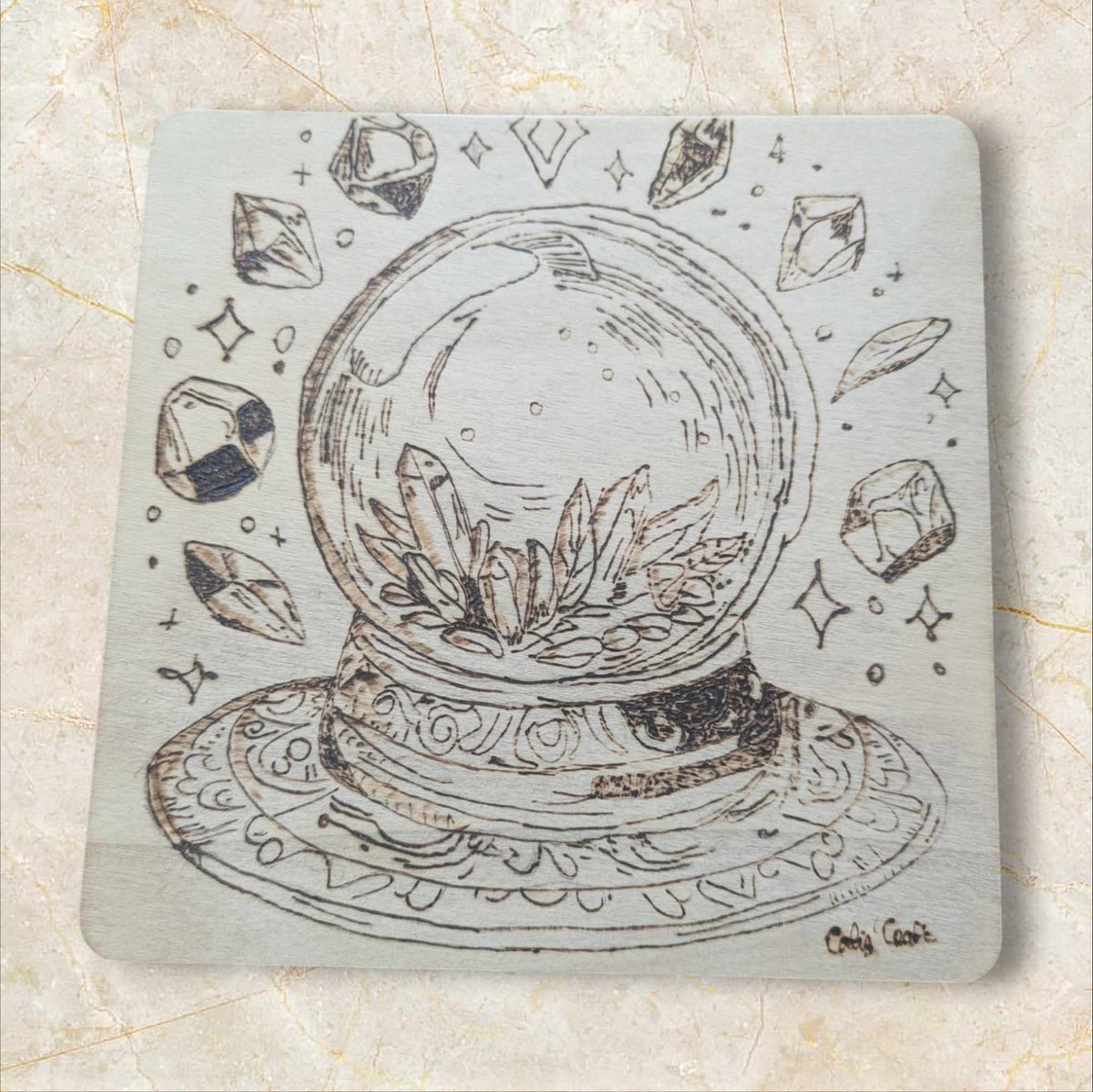 CaliUny's tweet photo. Je viens de finir une pyrogravure magique : une boule de cristal entourée de gemmes scintillantes. Chaque pierre gravée raconte une histoire, capturant l’énergie et la beauté des minéraux. 💎✨ #Pyrogravure #ArtMagique #Gemmes https://t.co/slBoSRMByj