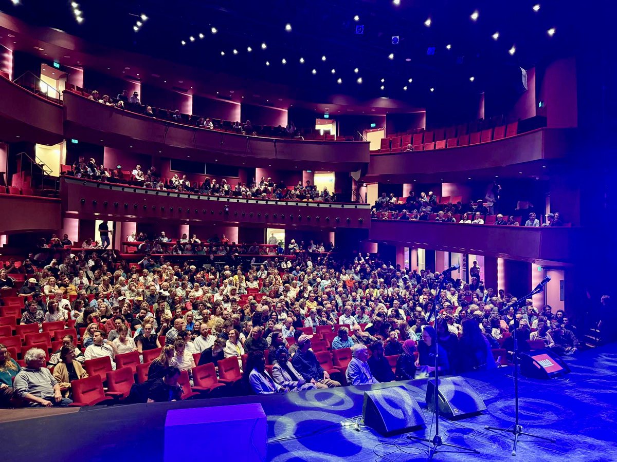 walterdewit's tweet image. Unieke #PechaKucha-avond in onze schouwburg met 12 persoonlijke verhalen van sprekers als @gemeentetilburg bm @TheoWeterings, oud-wethouder @a_lahlah @groenlinks en @DuMosch. De laatste vertelde bevlogen over zijn liefde voor de avant-garde club De Spoel in de jaren ‘80. #Tilburg