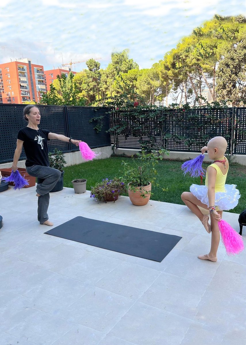 Nuestra pequeña guerrera ha recibido su primera clase particular de danza! 
Sofía ha estado super feliz!. Sus ojos brillaban de ilusión mientras aprendía los pasos básicos bajo la atenta mirada de su profesora y que nos ha llenado de alegría a todos. pidemelaluna.org/un-bonito-suen…