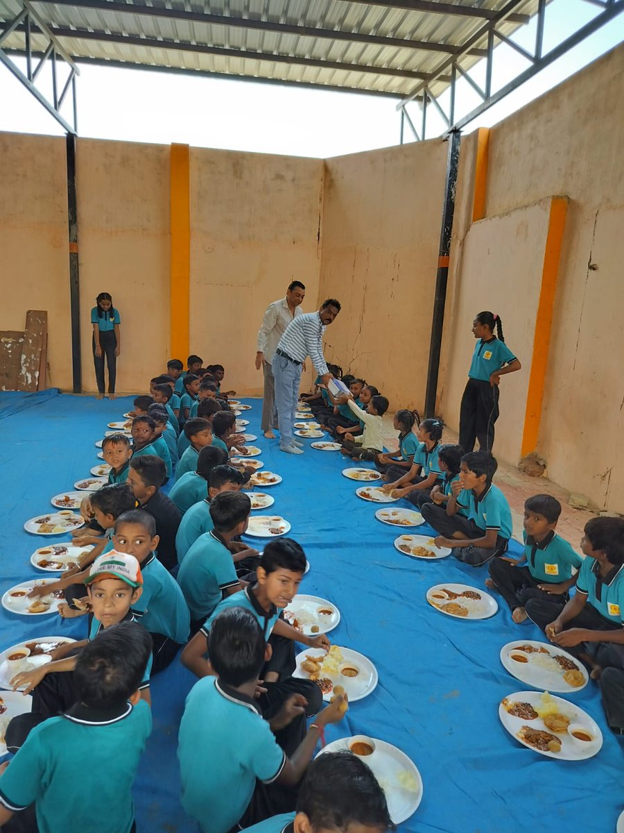 dso_gnr's tweet photo. કલોલ તાલુકાની વડાસ્વામી અને ગાંધીનગર તાલુકાની લેકાવાડા અને ઉવારસદ પ્રાથમિક શાળાઓમાં તીથિભોજન. #PMPOSHAN #Gandhinagar @CollectorGnr @CMOGuj https://t.co/uaP7yt9TgN