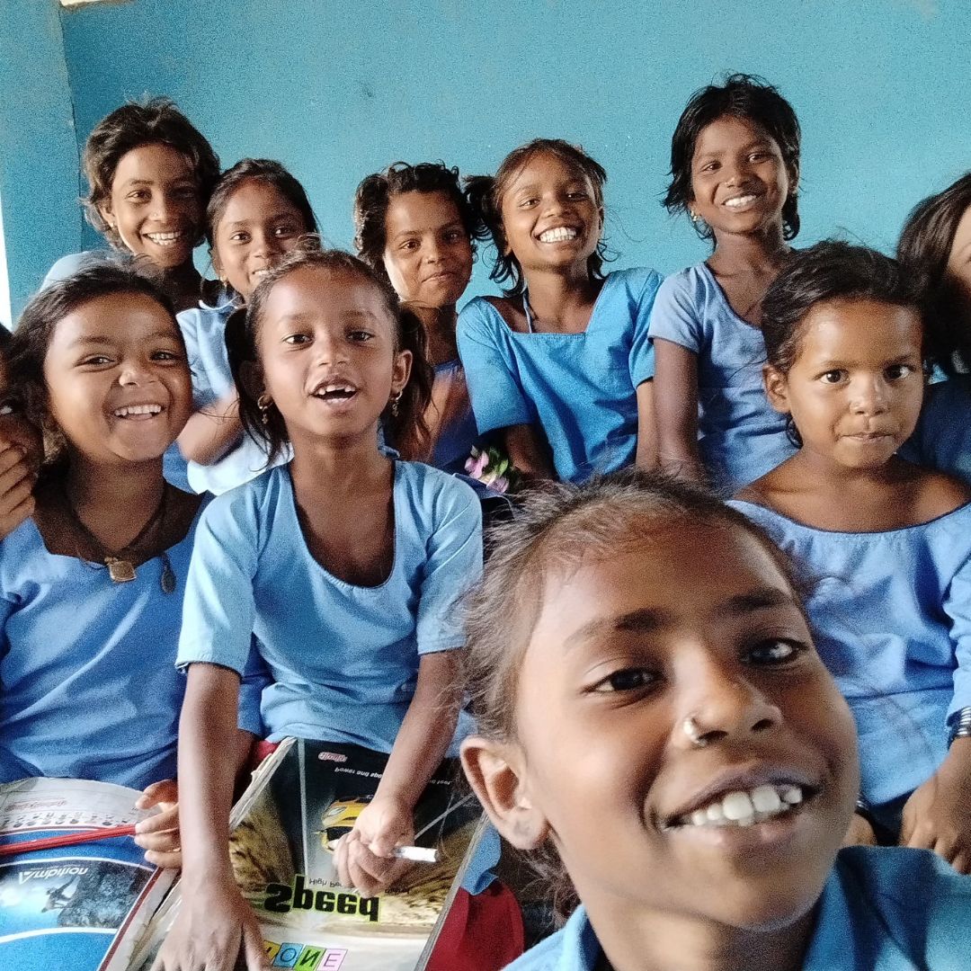 📚✨Barsha reclama a Srishti, su mejor amiga, que se apresure. Empieza el curso en Aurahi (Nepal). 

🤳 Antes de la clase, Barsha coge una cámara para inmortalizar con un selfie el inicio de curso. Son la promoción del 2081 (año en Nepal), una promesa de sueños por cumplir.