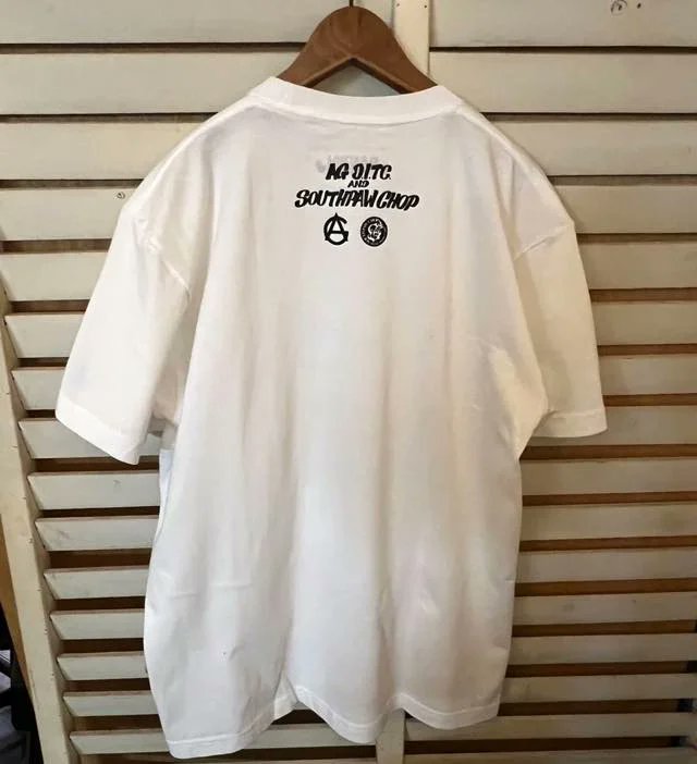 【予約開始】AG (D.I.T.C.) AND SOUTHPAW CHOP - THE CANYON [T-SHIRT]10月中旬発売 「コラボ7インチの発売を記念したTシャツのモノクロデザインバージョン。LAの雰囲気を漂わせるフロントデザインに A.G.とSouthpaw Chop2人のLOGOがプリントされたバックプリントを配置。」wenod.com/?pid=182754084