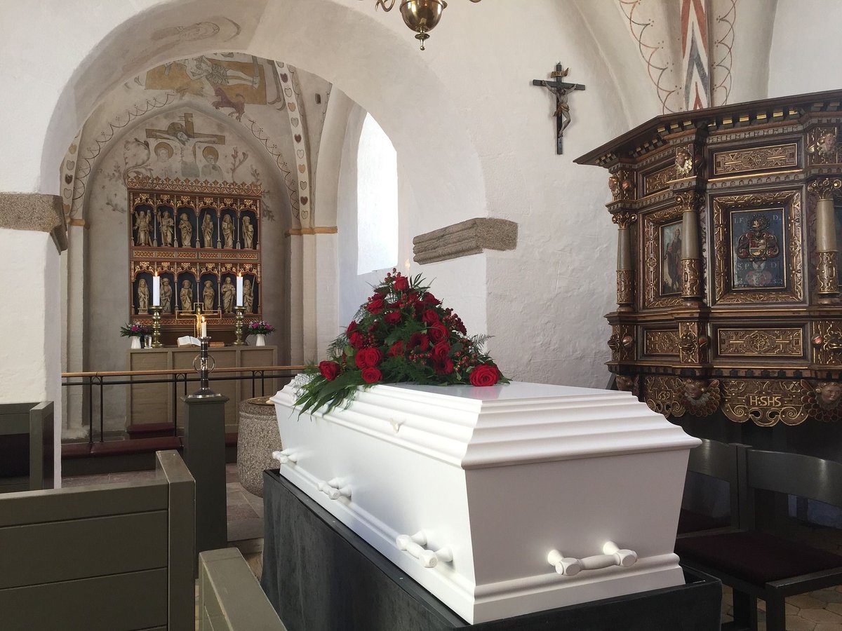 The boy cried as grandma’s coffin was carried to the graveyard. Suddenly, the coffin began to shake, and screaming erupted from inside.

The boy looked as his father ran forward.

“Quickly, the nails! This time, we’ll make sure she doesn’t come back!”

#vss365