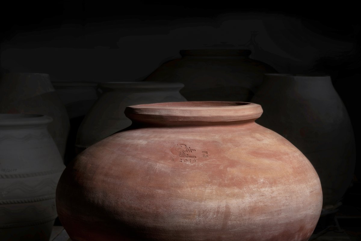 Nella fornace di 𝘼𝙧𝙩𝙚𝙣𝙤𝙫𝙖 fin dal 2008 si realizzano grandi 𝙙𝙤𝙡𝙞𝙖 𝙙𝙞 𝙩𝙚𝙧𝙧𝙖𝙘𝙤𝙩𝙩𝙖 𝙙'𝙄𝙢𝙥𝙧𝙪𝙣𝙚𝙩𝙖 da 500 e 1000 litri per la fermentazionedelle uve <a href="/LeMiePassioni/">My World</a> <a href="/Damian_Barr/">Damian Barr</a> #terracotta Artenova #vino #amphora