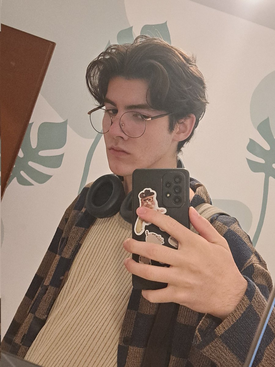 skipperatio's tweet image. Goodmewing chat I'm going skirt shopping today I'm so sigma.