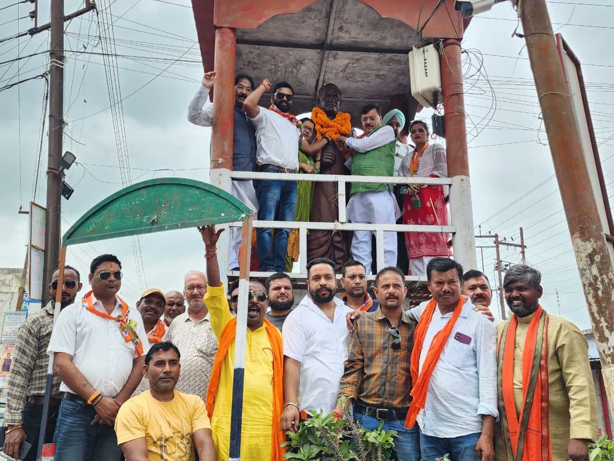 RsRajeshShukla's tweet image. पंडित दीनदयाल उपाध्याय जी की जयंती के अवसर पर आज कार्यकर्ताओं के साथ दीनदयाल उपाध्याय चौक पर उनकी प्रतिमा पर माल्यार्पण किया और आवास पर आयोजित कार्यक्रम में दीप प्रज्वलित कर पुष्पांजलि अर्पित की।

 #अंत्योदय #PanditDeendayalUpadhyaya #RajeshShukla #समर्पण #Seva