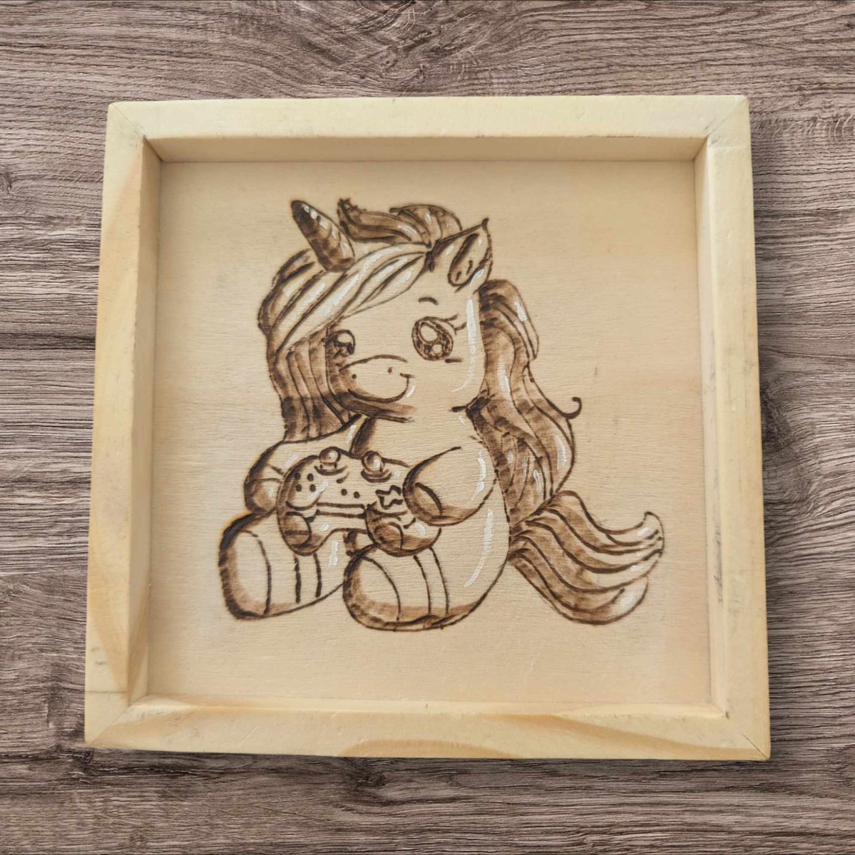 CaliUny's tweet image. Je suis ravie de vous présenter mes mini plateaux en bois, pyrogravés avec des licornes magiques et rehaussés de touches blanches. Parfaits pour ajouter une touche féerique à votre décor ! 🦄✨ #Pyrogravure #Licornes #Artisanat