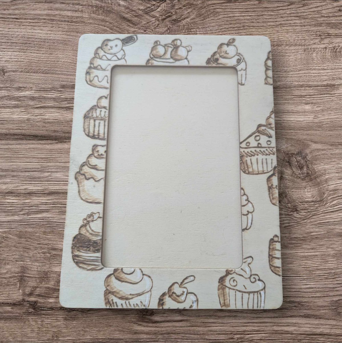 CaliUny's tweet photo. Découvrez mes nouveaux cadres photos en bois, soigneusement pyrogravés et embellis de peinture blanche. Une touche artisanale parfaite pour mettre en valeur vos souvenirs ! 🌟📸 #Pyrogravure #CadresPhotos #Artisanat https://t.co/st8HWmIsit