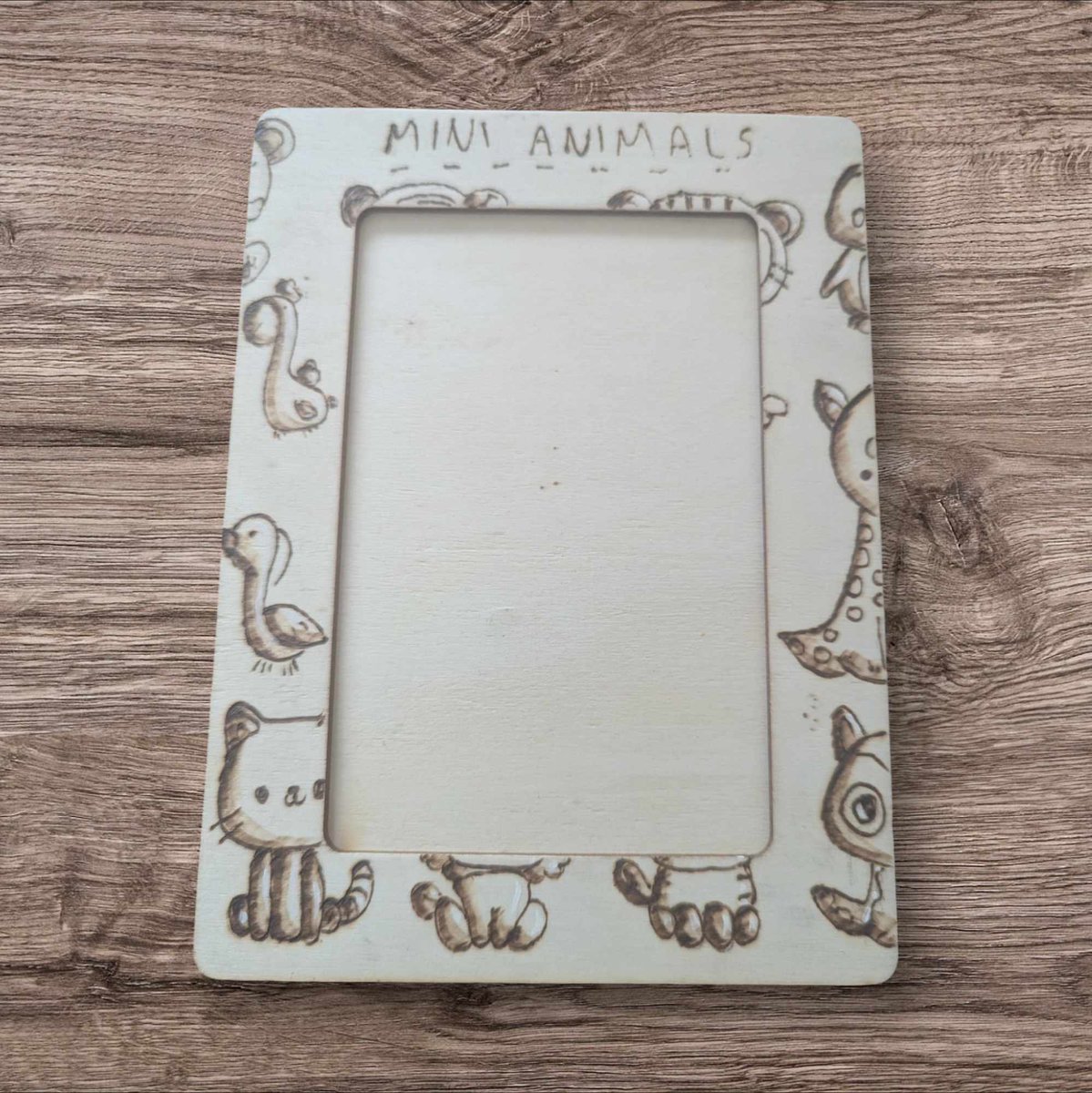 CaliUny's tweet image. Découvrez mes nouveaux cadres photos en bois, soigneusement pyrogravés et embellis de peinture blanche. Une touche artisanale parfaite pour mettre en valeur vos souvenirs ! 🌟📸 #Pyrogravure #CadresPhotos #Artisanat