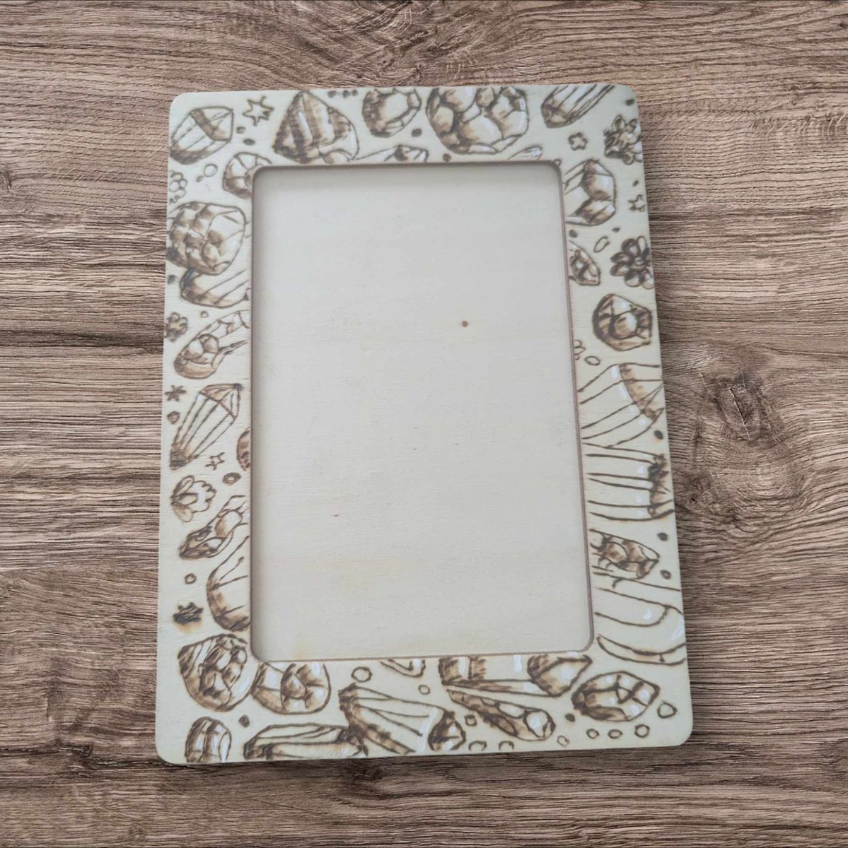 CaliUny's tweet image. Découvrez mes nouveaux cadres photos en bois, soigneusement pyrogravés et embellis de peinture blanche. Une touche artisanale parfaite pour mettre en valeur vos souvenirs ! 🌟📸 #Pyrogravure #CadresPhotos #Artisanat