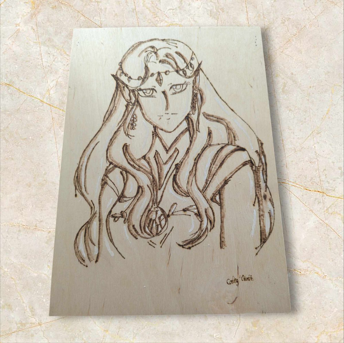 CaliUny's tweet image. Nouvelle collection de tableaux représentant des druidesses, gravées avec soin et rehaussées de touches blanches. Une célébration de la magie et de la nature à travers la pyrogravure ! 🌿✨ #Pyrogravure #ArtDruidique #Tableaux