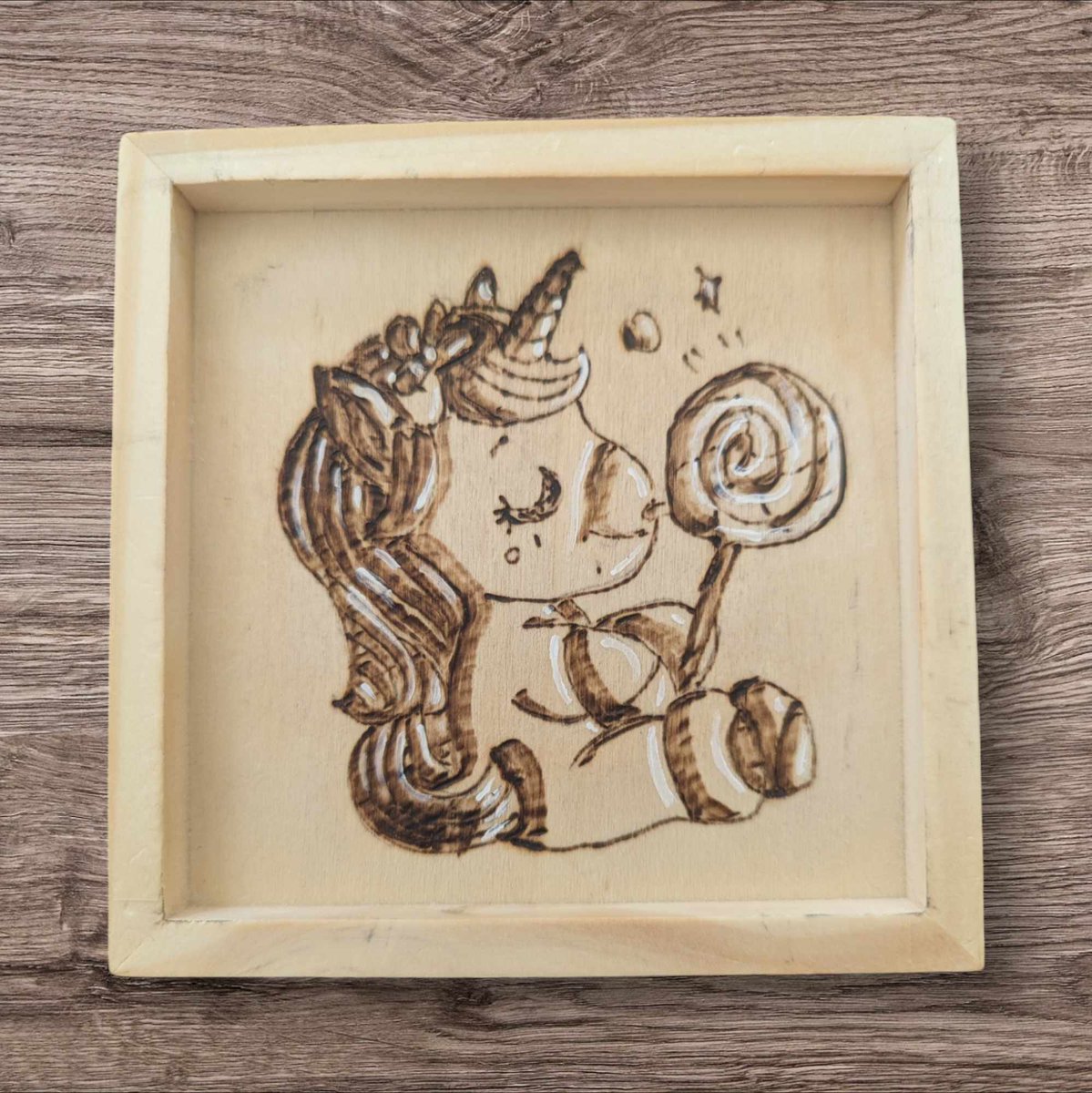 CaliUny's tweet image. Je suis ravie de vous présenter mes mini plateaux en bois, pyrogravés avec des licornes magiques et rehaussés de touches blanches. Parfaits pour ajouter une touche féerique à votre décor ! 🦄✨ #Pyrogravure #Licornes #Artisanat