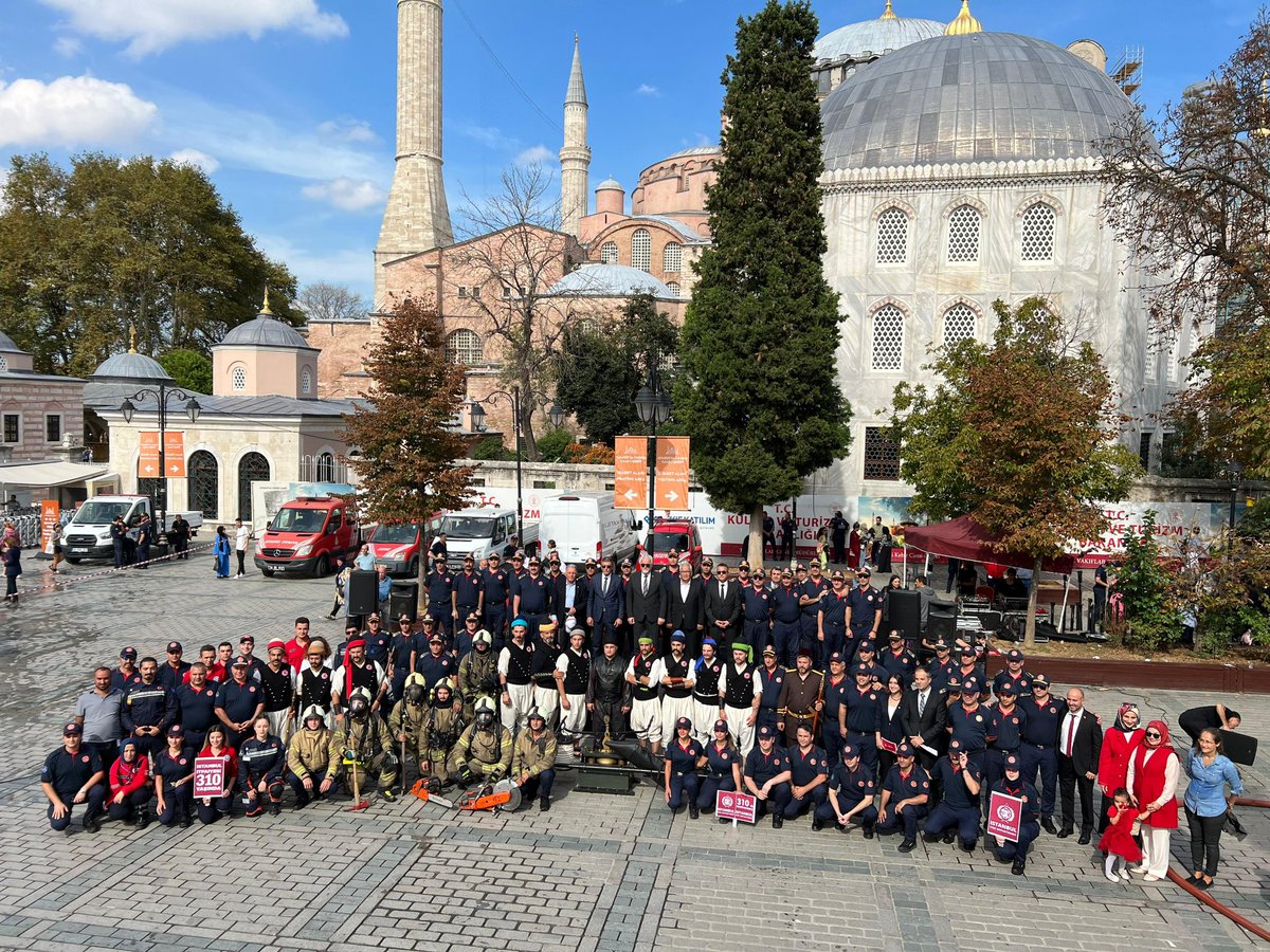 ekrem_imamoglu's tweet photo. İstanbul İtfaiyemiz ile gurur duyuyoruz. 

Sadece İstanbul'da değil yurdun dört bir yanında, ihtiyaç duyulan her yerde onlar var. Yangın, sel, deprem, arama kurtarma çalışmalarında canla başla çalışıyorlar. Ayağınıza taş değmesin, İtfaiye Haftamız kutlu olsun. 

@ibbitfaiye https://t.co/nYJ8jv8WL2