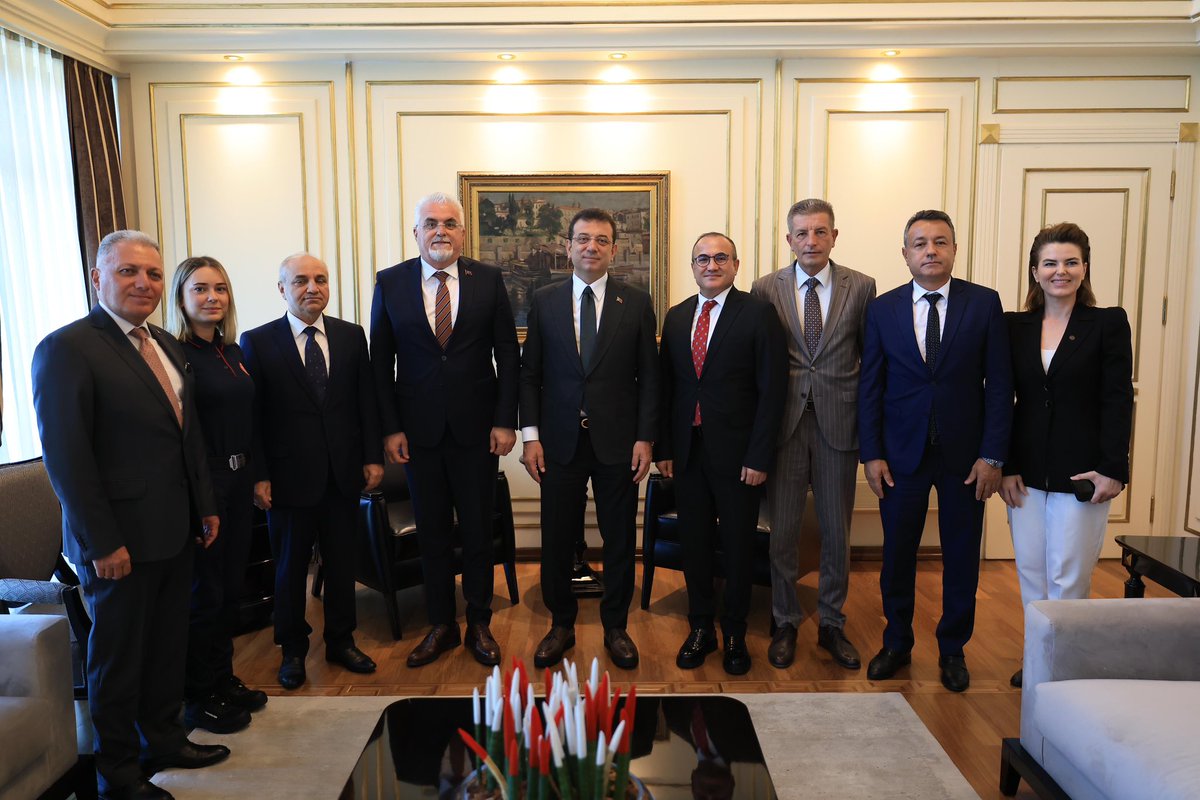 ekrem_imamoglu's tweet photo. İstanbul İtfaiyemiz ile gurur duyuyoruz. 

Sadece İstanbul'da değil yurdun dört bir yanında, ihtiyaç duyulan her yerde onlar var. Yangın, sel, deprem, arama kurtarma çalışmalarında canla başla çalışıyorlar. Ayağınıza taş değmesin, İtfaiye Haftamız kutlu olsun. 

@ibbitfaiye https://t.co/nYJ8jv8WL2