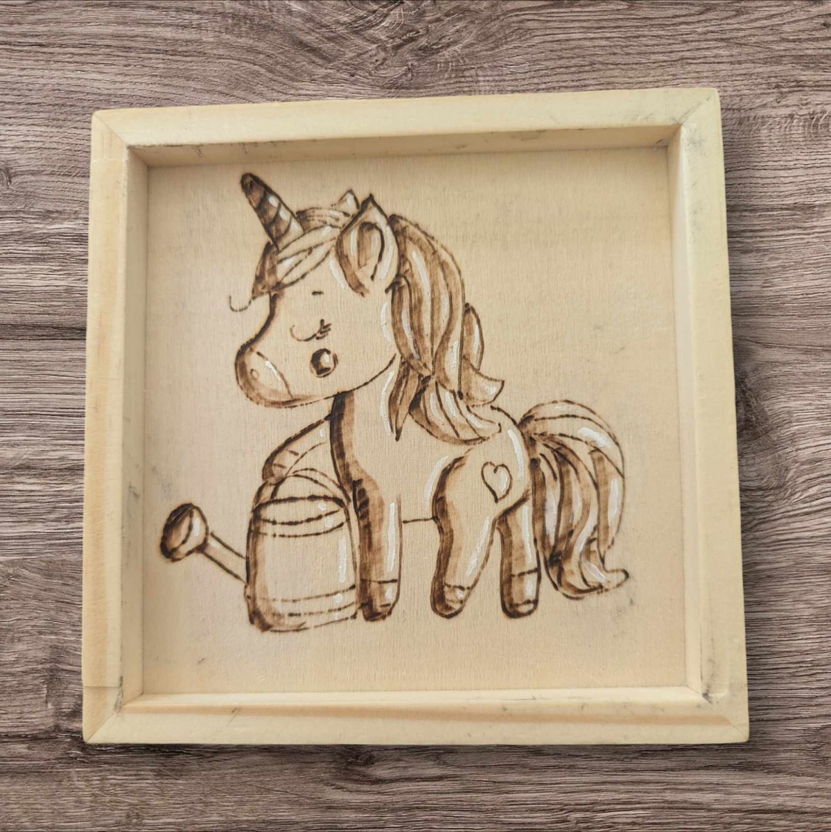 CaliUny's tweet image. Je suis ravie de vous présenter mes mini plateaux en bois, pyrogravés avec des licornes magiques et rehaussés de touches blanches. Parfaits pour ajouter une touche féerique à votre décor ! 🦄✨ #Pyrogravure #Licornes #Artisanat