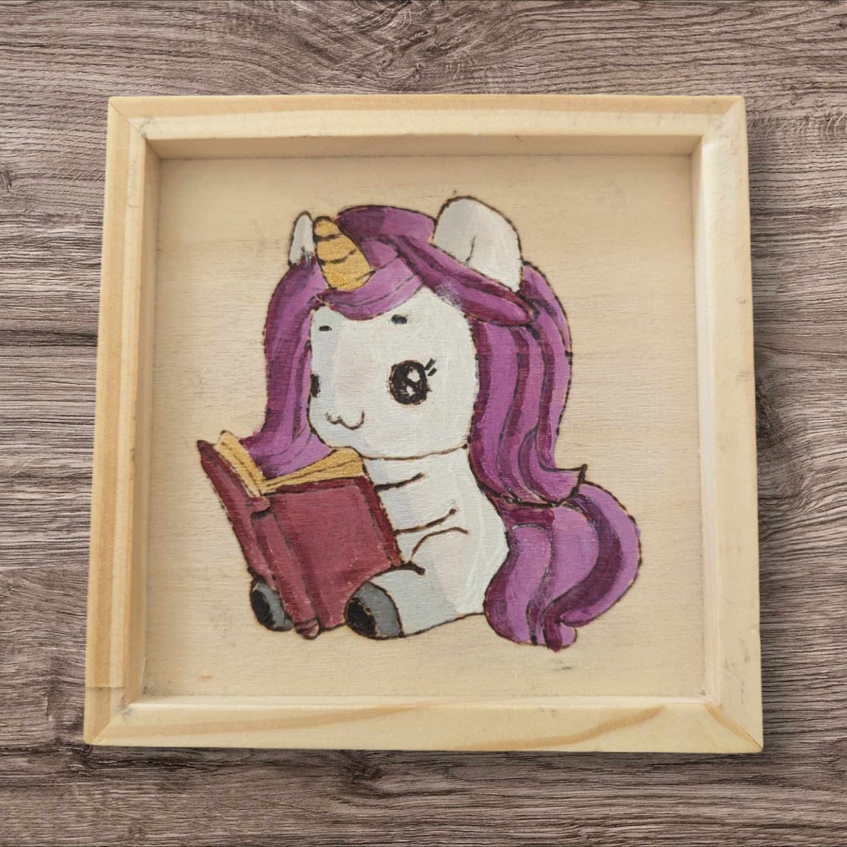 CaliUny's tweet image. Je suis ravie de vous présenter mes mini plateaux en bois, pyrogravés avec des licornes magiques et peint. Parfaits pour ajouter une touche féerique à votre décor ! 🦄✨ #Pyrogravure #Licornes #Artisanat