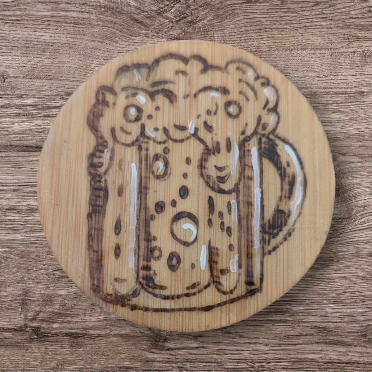 CaliUny's tweet image. Découvrez mes décapsuleurs magnétiques sur le thème de la bière, soigneusement pyrogravés et rehaussés de blanc. Parfaits pour allier fonctionnalité et art dans vos soirées ! 🍻✨ #Pyrogravure #Décapsuleurs #Artisanat