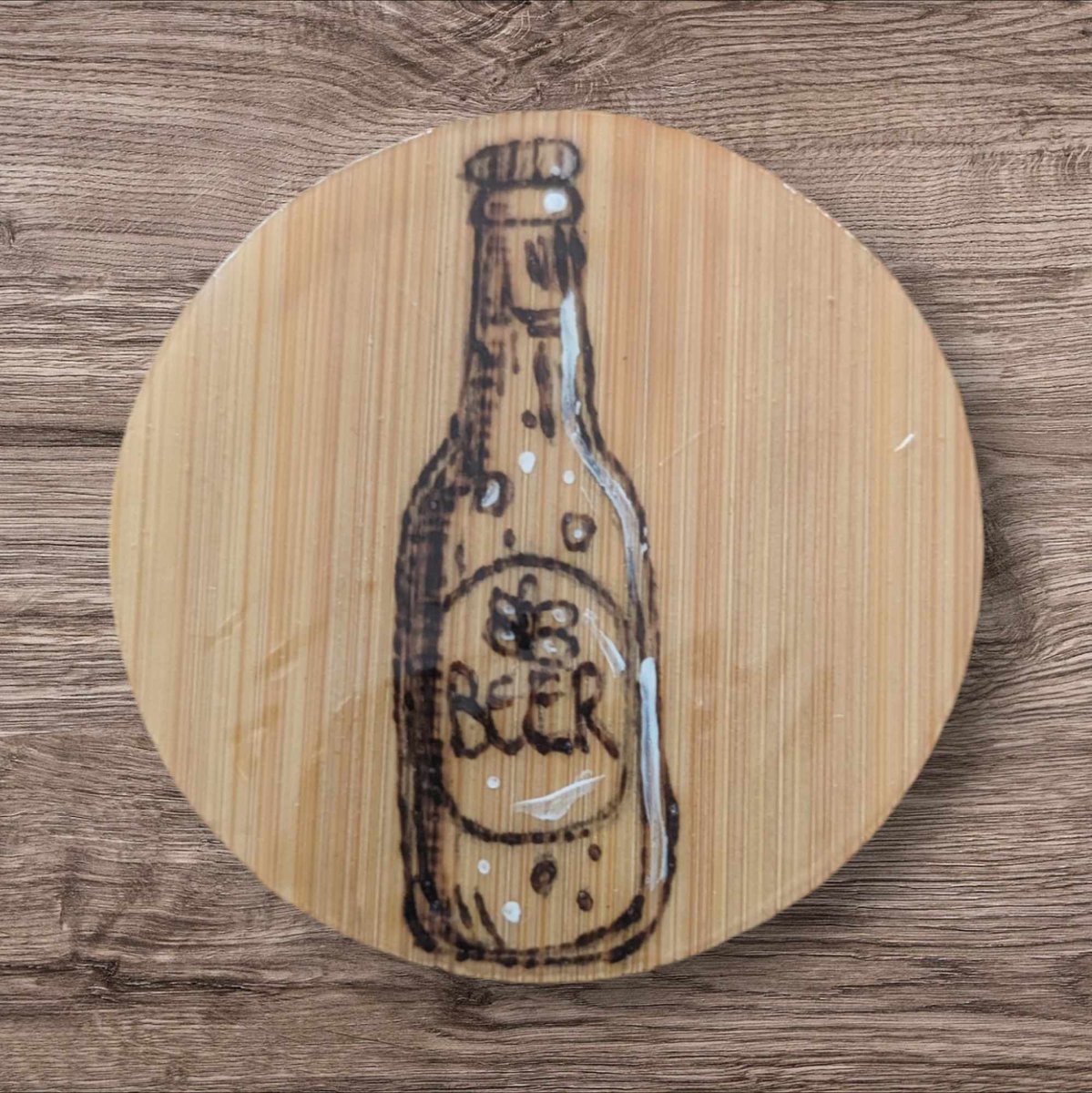 CaliUny's tweet image. Découvrez mes décapsuleurs magnétiques sur le thème de la bière, soigneusement pyrogravés et rehaussés de blanc. Parfaits pour allier fonctionnalité et art dans vos soirées ! 🍻✨ #Pyrogravure #Décapsuleurs #Artisanat