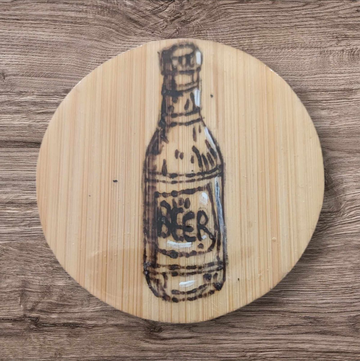 CaliUny's tweet image. Découvrez mes décapsuleurs magnétiques sur le thème de la bière, soigneusement pyrogravés et rehaussés de blanc. Parfaits pour allier fonctionnalité et art dans vos soirées ! 🍻✨ #Pyrogravure #Décapsuleurs #Artisanat