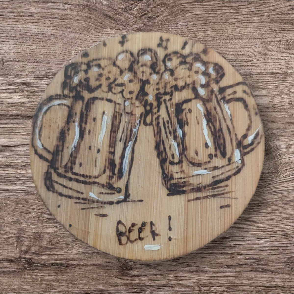 CaliUny's tweet image. Découvrez mes décapsuleurs magnétiques sur le thème de la bière, soigneusement pyrogravés et rehaussés de blanc. Parfaits pour allier fonctionnalité et art dans vos soirées ! 🍻✨ #Pyrogravure #Décapsuleurs #Artisanat