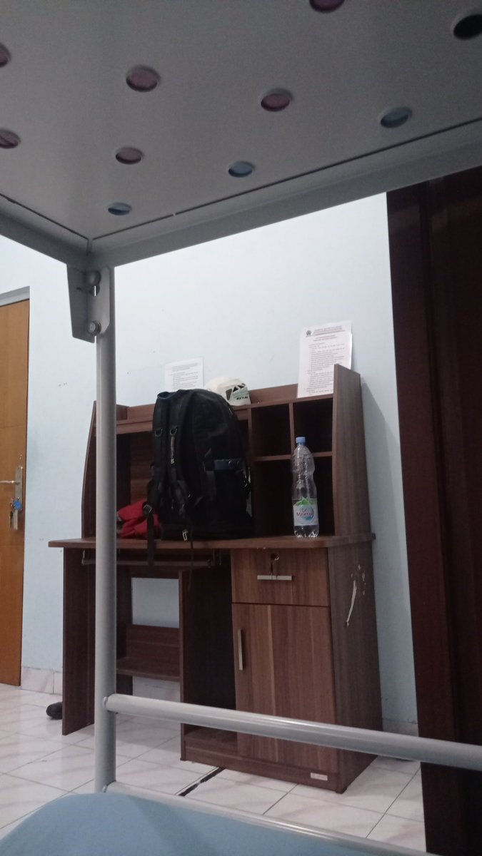 Untuk melewati badai kita harus terus berjalan, bukan berhenti. Dan untuk terus berjalan, hanya ada dua hal yang harus kita bawa yaitu Keyakinan dan Cinta🌻