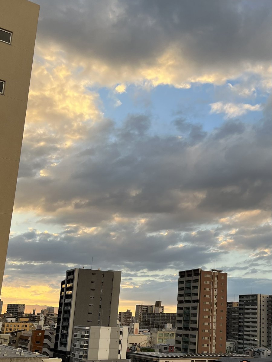 Illsuigun's tweet image. まだまだ暑い日が続いております。

hiphop強化週間も

噂の交通安全週間も半ばを迎えて、

まだまだ気は抜けません。

業界震撼、ハードな話も出回っており、

嵐が吹き荒れる予感大です。

まずは収穫の秋を堪能して

バッチリ対応できる身体を作りましょう！

#hiphop強化週間
#largepro
#収穫の秋