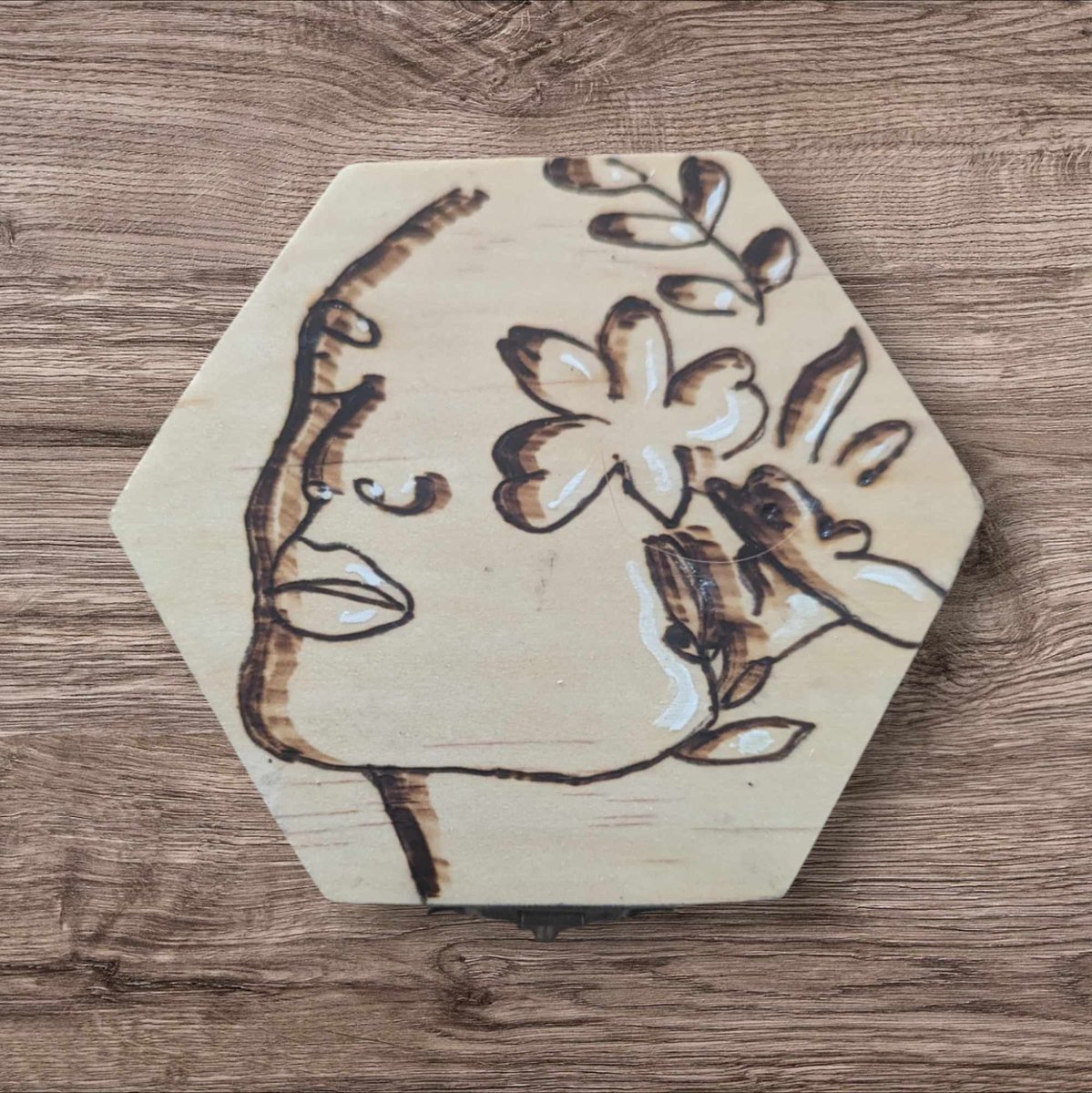 CaliUny's tweet image. Je suis ravie de vous présenter mes boîtes hexagonales, pyrogravées avec des motifs de femmes et de fleurs dans un style minimaliste, rehaussées de blanc. Un mariage parfait de simplicité et de beauté ! 🌸✨ #Pyrogravure #ArtMinimaliste #BoîtesEnBois