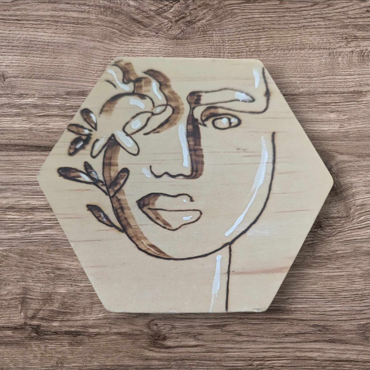 CaliUny's tweet image. Je suis ravie de vous présenter mes boîtes hexagonales, pyrogravées avec des motifs de femmes et de fleurs dans un style minimaliste, rehaussées de blanc. Un mariage parfait de simplicité et de beauté ! 🌸✨ #Pyrogravure #ArtMinimaliste #BoîtesEnBois