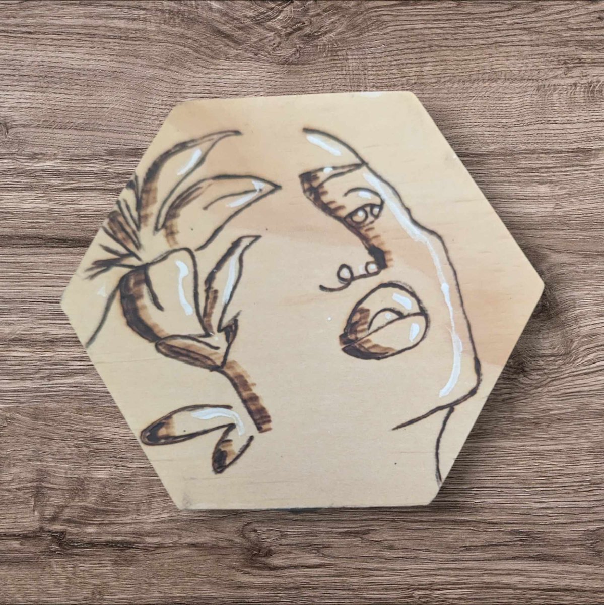 CaliUny's tweet image. Je suis ravie de vous présenter mes boîtes hexagonales, pyrogravées avec des motifs de femmes et de fleurs dans un style minimaliste, rehaussées de blanc. Un mariage parfait de simplicité et de beauté ! 🌸✨ #Pyrogravure #ArtMinimaliste #BoîtesEnBois