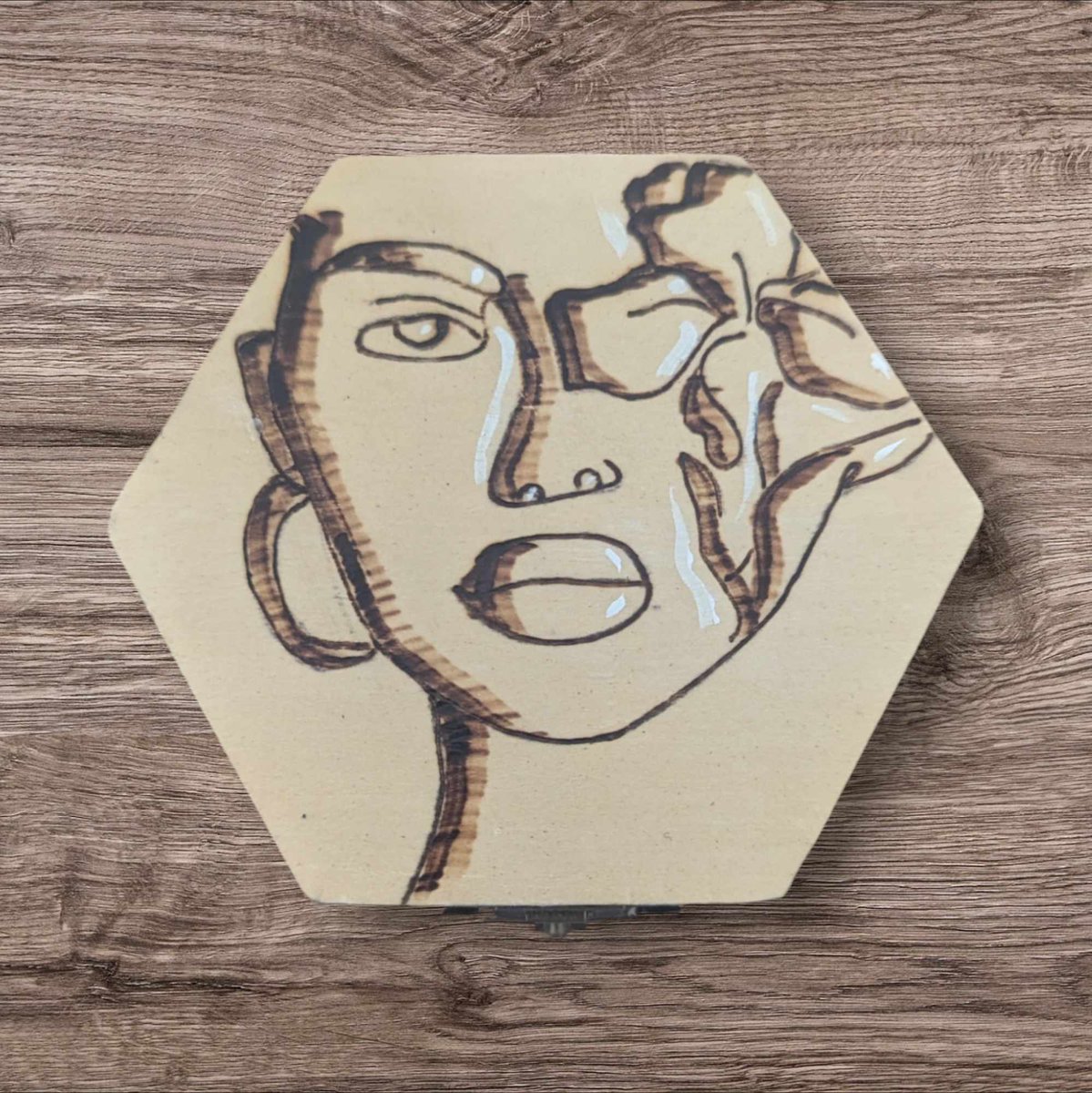 CaliUny's tweet image. Je suis ravie de vous présenter mes boîtes hexagonales, pyrogravées avec des motifs de femmes et de fleurs dans un style minimaliste, rehaussées de blanc. Un mariage parfait de simplicité et de beauté ! 🌸✨ #Pyrogravure #ArtMinimaliste #BoîtesEnBois