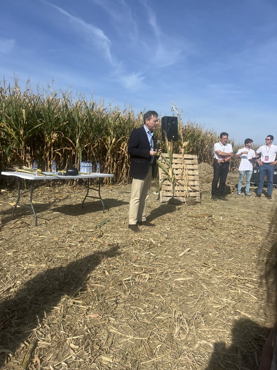 🗣️”Hoy asistimos a la revolución del sistema del #maíz.
✔️ Agricultura regenerativa, producir más con menos y ponemos al agricultor en el centro.
🗣️ Protasio Rodríguez director de la división CropScience Iberia 

#PRECEON