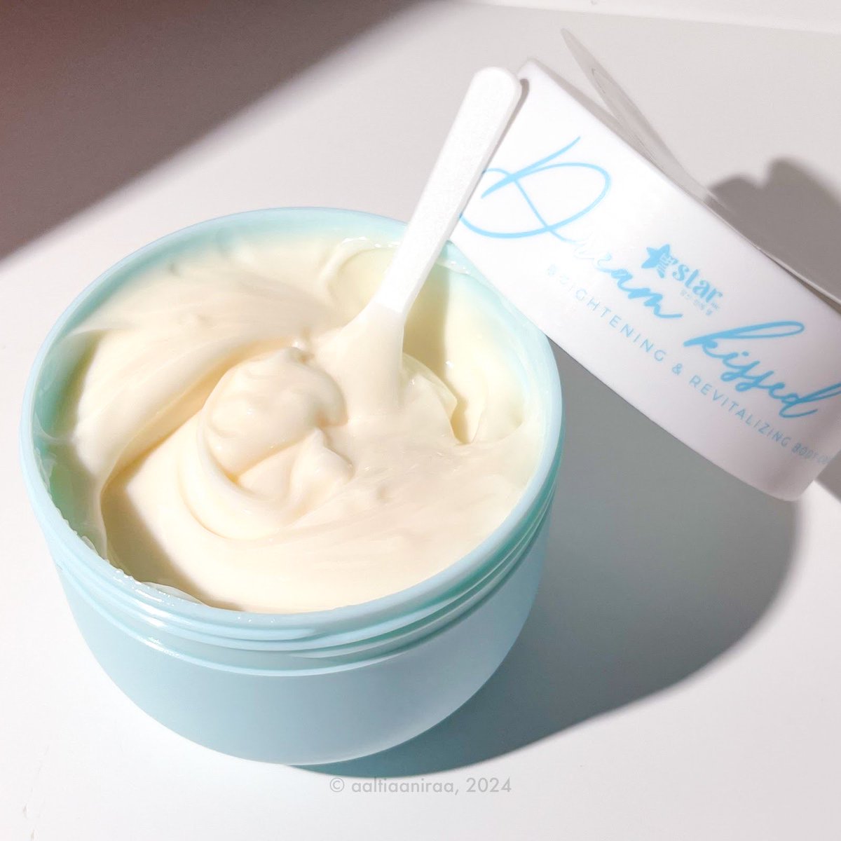 bakuchiollyc's tweet photo. TEAM NYESEL, KENAPA BARU NYOBAIN INI BODY CREAM ???😩🤌🏻

Ternyata lembabb &amp; bikin kulit lembutt bgtt??? Mana awet bgt jugaa?? WANGINYA JG GA KALAH AWETT, udah berasa kaya pake parfum juga🥲🙏🏻. Paket komplit inimah https://t.co/17jvdYcwRP