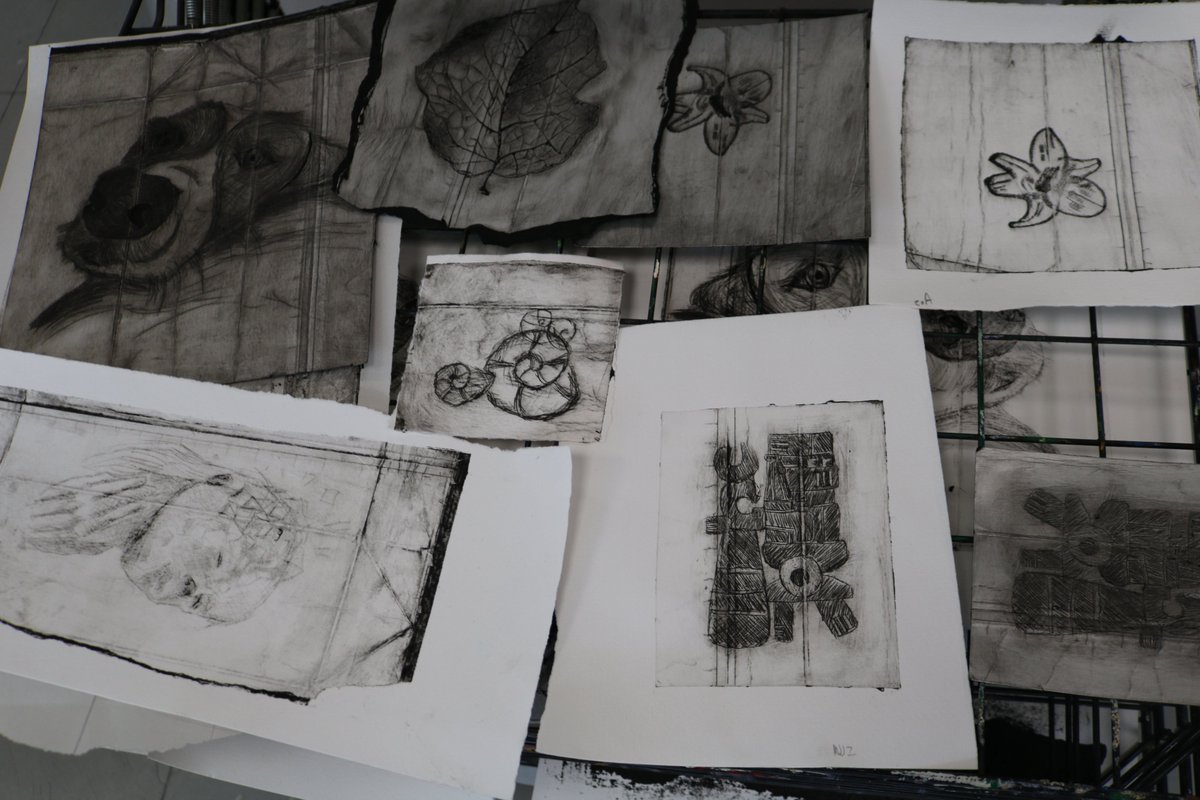 croydonhighart's tweet photo. Year 11 making a great start on their personal projects with tetra pak printing @CroydonHigh @croydonhighart #AspireWithoutLimits #Printing #GCSE #EveryGirlEveryDay 🎨 https://t.co/r8HSiwevDb