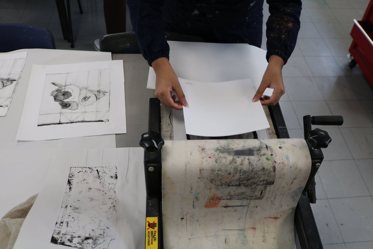 croydonhighart's tweet photo. Year 11 making a great start on their personal projects with tetra pak printing @CroydonHigh @croydonhighart #AspireWithoutLimits #Printing #GCSE #EveryGirlEveryDay 🎨 https://t.co/r8HSiwevDb