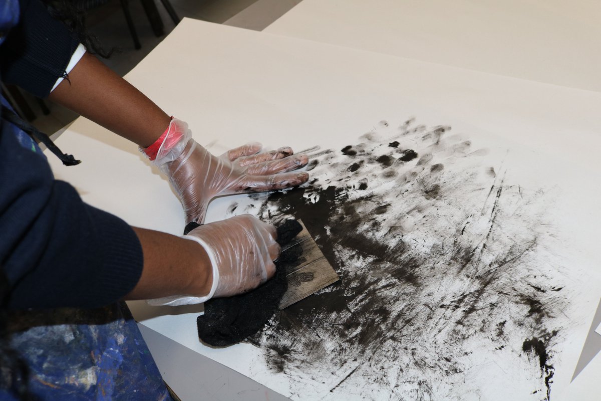 croydonhighart's tweet photo. Year 11 making a great start on their personal projects with tetra pak printing @CroydonHigh @croydonhighart #AspireWithoutLimits #Printing #GCSE #EveryGirlEveryDay 🎨 https://t.co/r8HSiwevDb