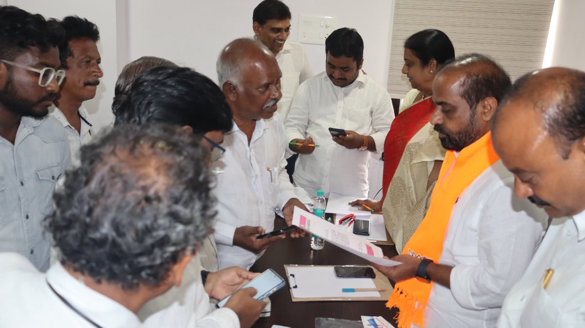satyakumar_y's tweet photo. విజయవాడలోని భారతీయ జనతా పార్టీ రాష్ట్ర కార్యాలయంలో నిర్వహించిన ప్రజాసమస్యల పరిష్కార వేదిక ‘వారధి’లో పాల్గొన్నాను. పార్టీ స్థానిక నాయకులు, కార్యకర్తలు, అధికారులతో కలసి వివిధ సమస్యలపై ప్రజల నుంచి అర్జీలను స్వీకరించాను. 

నా దృష్టికి వచ్చిన అర్జీలను పరిశీలించి, పరిష్కారానికి సంబంధిత శాఖల అధికారులతో మాట్లాడాను. మరికొన్ని అర్జీలను ఆయా శాఖల కార్యాలయాలకు పంపే ఏర్పాట్లు చేయించాను. వాటిని పరిశీలించి, సాధ్యమైనంత త్వరగా పరిష్కరించాలని అధికారులను కోరాను.
#BJP4IND #bjp4andhra #AndhraPradesh