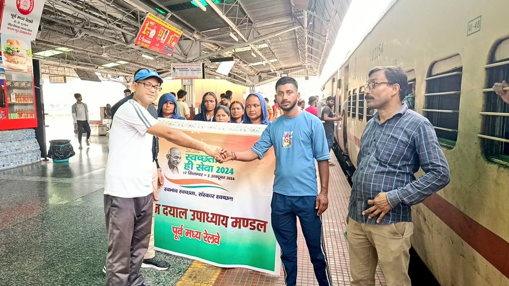 #SHS2024
#SwachhataHiSeva2024  के अंतर्गत पूरे मंडल में सघन स्वच्छता अभियान चलाया जा रहा है। यात्रियों को स्वच्छता के प्रति निरंतर जागरूक भी किया जा रहा है।
#SwabhavSwachhata 
#SanskaarSwachhata