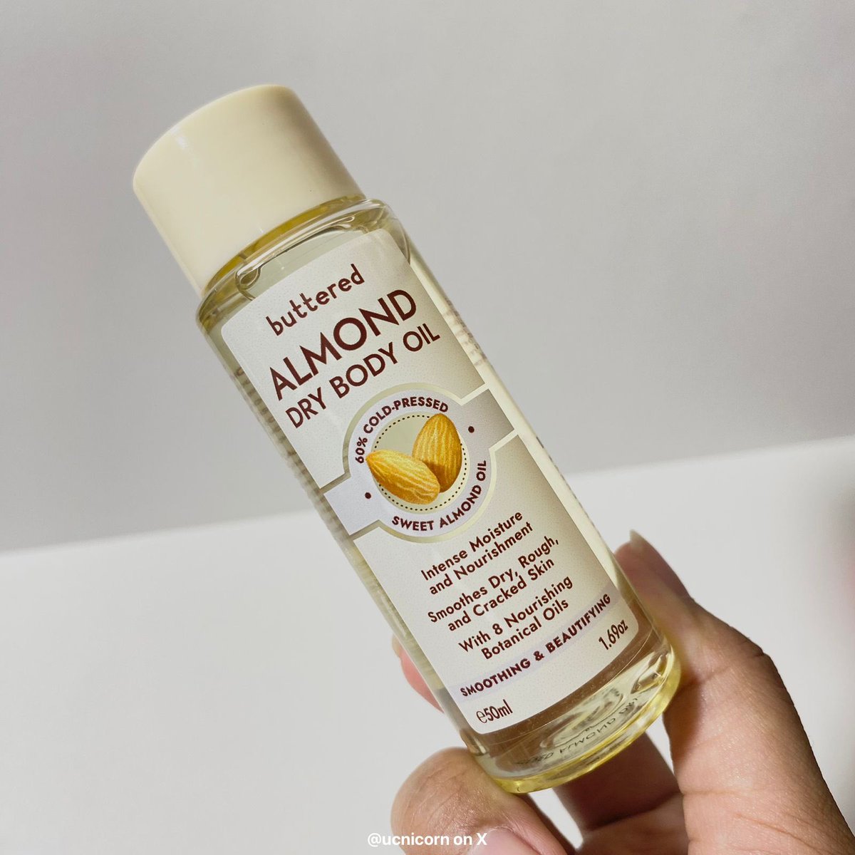 akhir akhir ini beberapa spot di kulitku tuh lagi kering banget bahkan sampe bersisik. beberapa kali coba pake body lotion tapi masih ga mempan, bikin lembap tapi cuma sebentar abis itu kering lagi

dan akhirnya nemuin body oil dari buttered ini, penyelamatku dari kekeringan😭🫶🏻