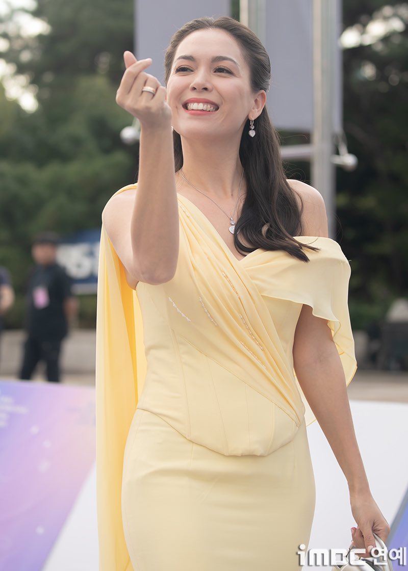 [포토] 시티 살레하, 팬 서비스 확실
#시티살레하 #SitiSaleha
#서울드라마어워즈 #SDA2024
#SDA퍼플카펫_240925 [iMBC 직찍]

25일 오후 서울 여의도 KBS홀에서 ‘제 19회 서울드라마어워즈’(SDA 2024)’ 퍼플카펫에 참석해 포즈를 취하고 있다.

⬇️고화질 Click Plz⬇️
adenews.imbc.com/M/Detail/431411