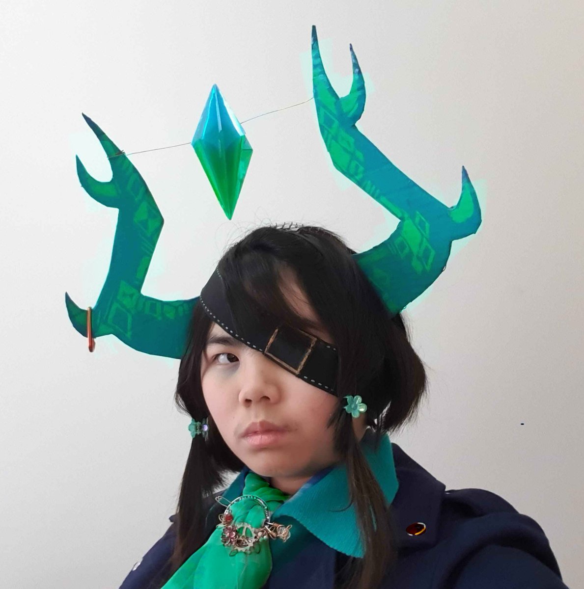 artstuffbyalex's tweet image. I finished the Medkit cosplay! :D
I made the horns from cardboard and the crystal from iridescent origami sheets.

#phighting #phightingcosplay #cosplay