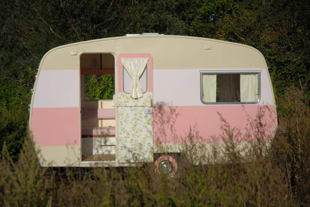 TheEnglishCarav's tweet photo. On this day 2015....
Doris in the sunshine ready to start her new life with Peta Stack & family. One of our prettiest quintessentially english vintage caravan projects.
Peta chose all Laura Ashley fabrics and wallcoverings and accessories.
#vintagecaravan #spritealpine https://t.co/PCbGitqGmC