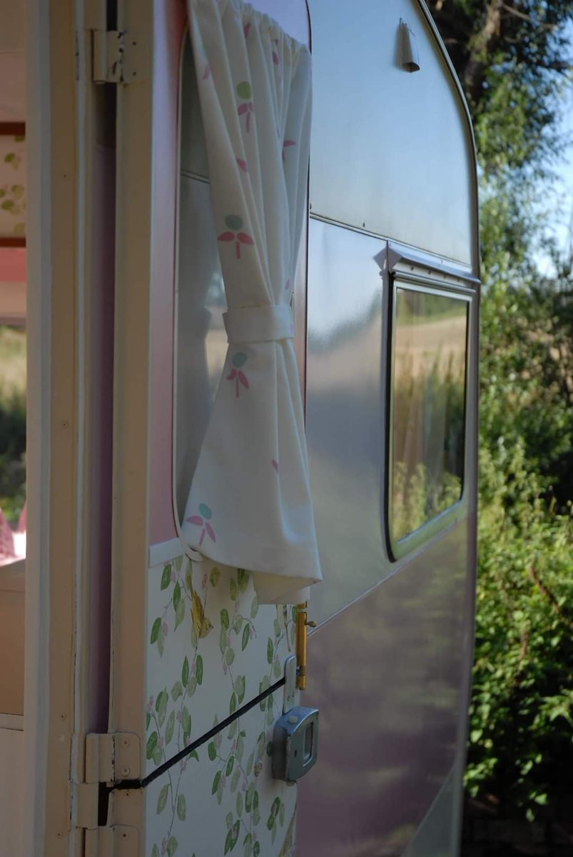 TheEnglishCarav's tweet photo. On this day 2015....
Doris in the sunshine ready to start her new life with Peta Stack & family. One of our prettiest quintessentially english vintage caravan projects.
Peta chose all Laura Ashley fabrics and wallcoverings and accessories.
#vintagecaravan #spritealpine https://t.co/PCbGitqGmC