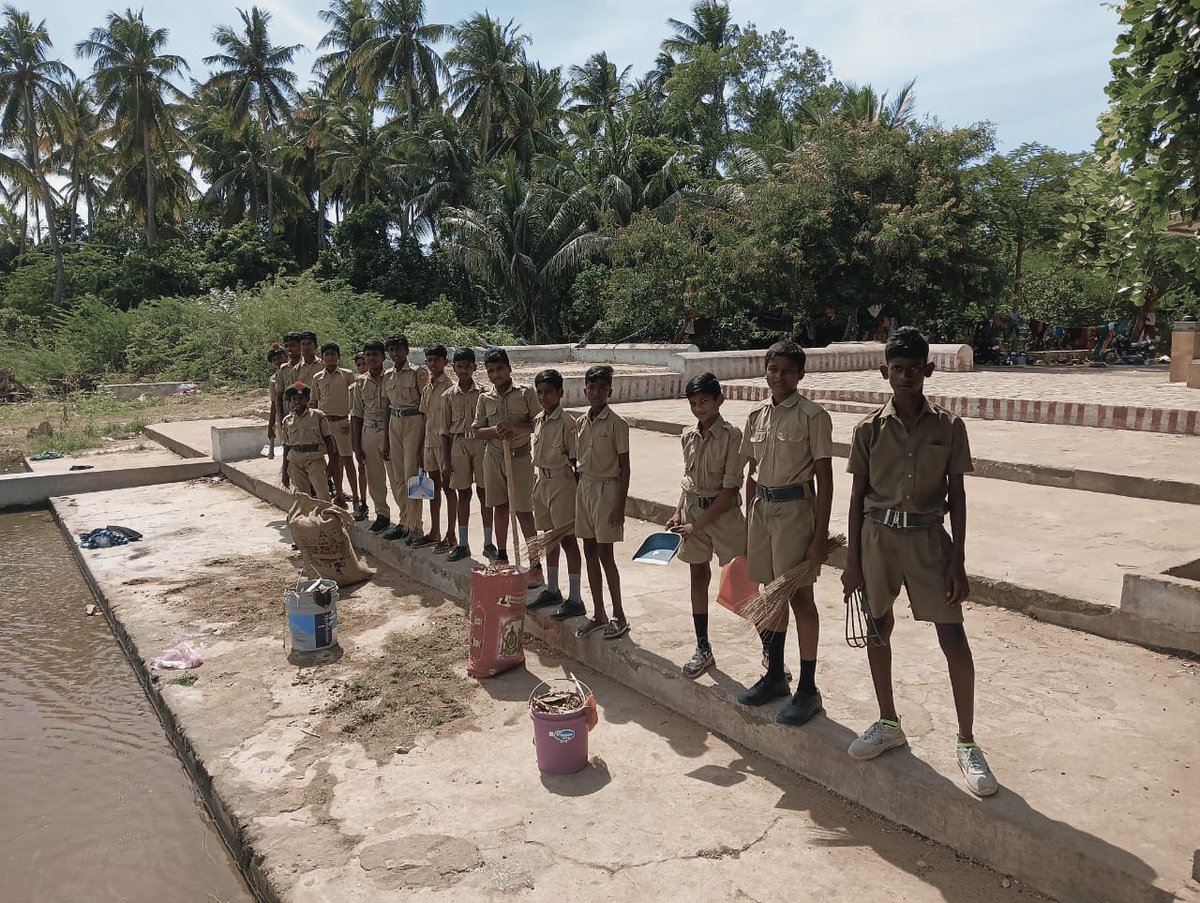 NCCRockfort's tweet photo. #SwachhtaHiSeva2024 NCC cadets of  Vivekananda HSS Thiruparaithurai under 2 Tamilnadu Battalion NCC Tiruchirappalli carried out Shramdaan along the banks of River Kaveri in Mukkombu on 25 Sep 2024 as Jan Andolan for Swachhata &amp; Puneet Sagar Abhiyaan @NCCDte_TNPAN @Def_PRO_Chennai https://t.co/Xsnpc3TJM9