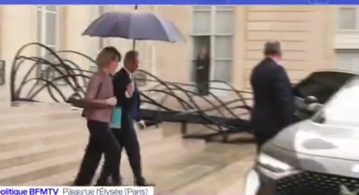 2024 les ministres ont encore des porteurs de parapluie, des ouvreurs de portière de voiture 🤦🏽‍♀️
Et ce, payés par nos impôts...
Et on nous parle d'assistés 🙄