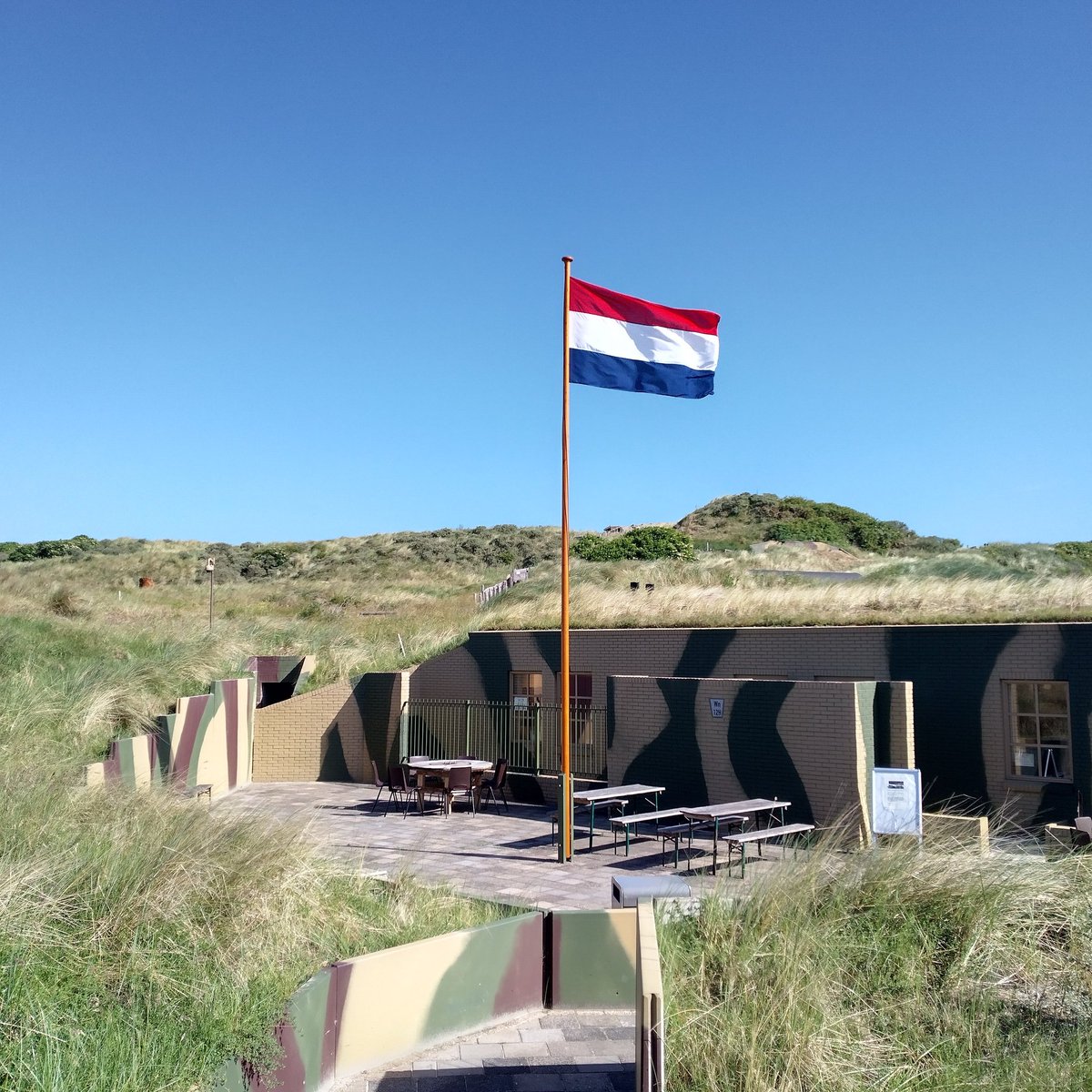 De zomer is nu echt voorbij.
Maar ook in de herfst is Bunkermuseum Wn 12H op Vlieland voor bezoekers geopend.
Kijk op onze website voor openingstijden en overige informatie:
BunkermuseumVlieland.NL