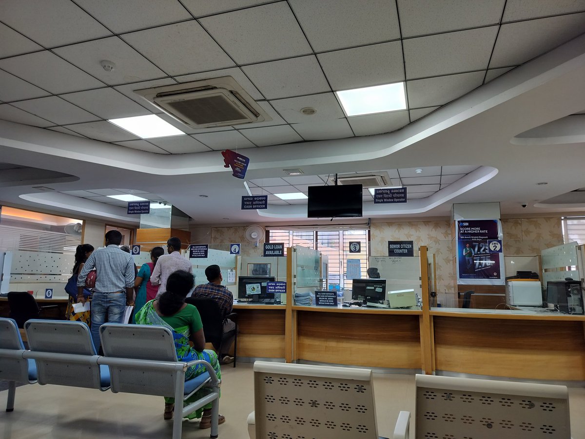 roshan2all's tweet image. @TheOfficialSBI Always a single window operator at Bangalore Kamanahalli or  Kacharkanahalli branch. No staff available at counter No.3 everyone is stuck at counter 5. Please take action to improve service! #CustomerService #BankIssues&quot;