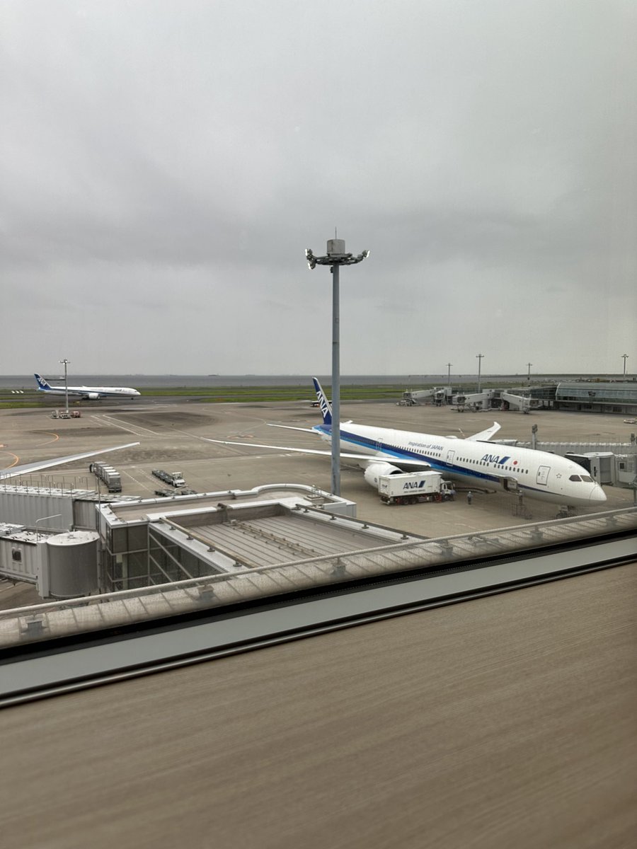 tripplan3's tweet image. 東京はかなり涼しくなりました。

ANA SUITE LOUNGE へお邪魔しました。

国内線なのに炭水化物を摂取できるのは本当にありがたい。

#ANA
#SUITE LOUNGE