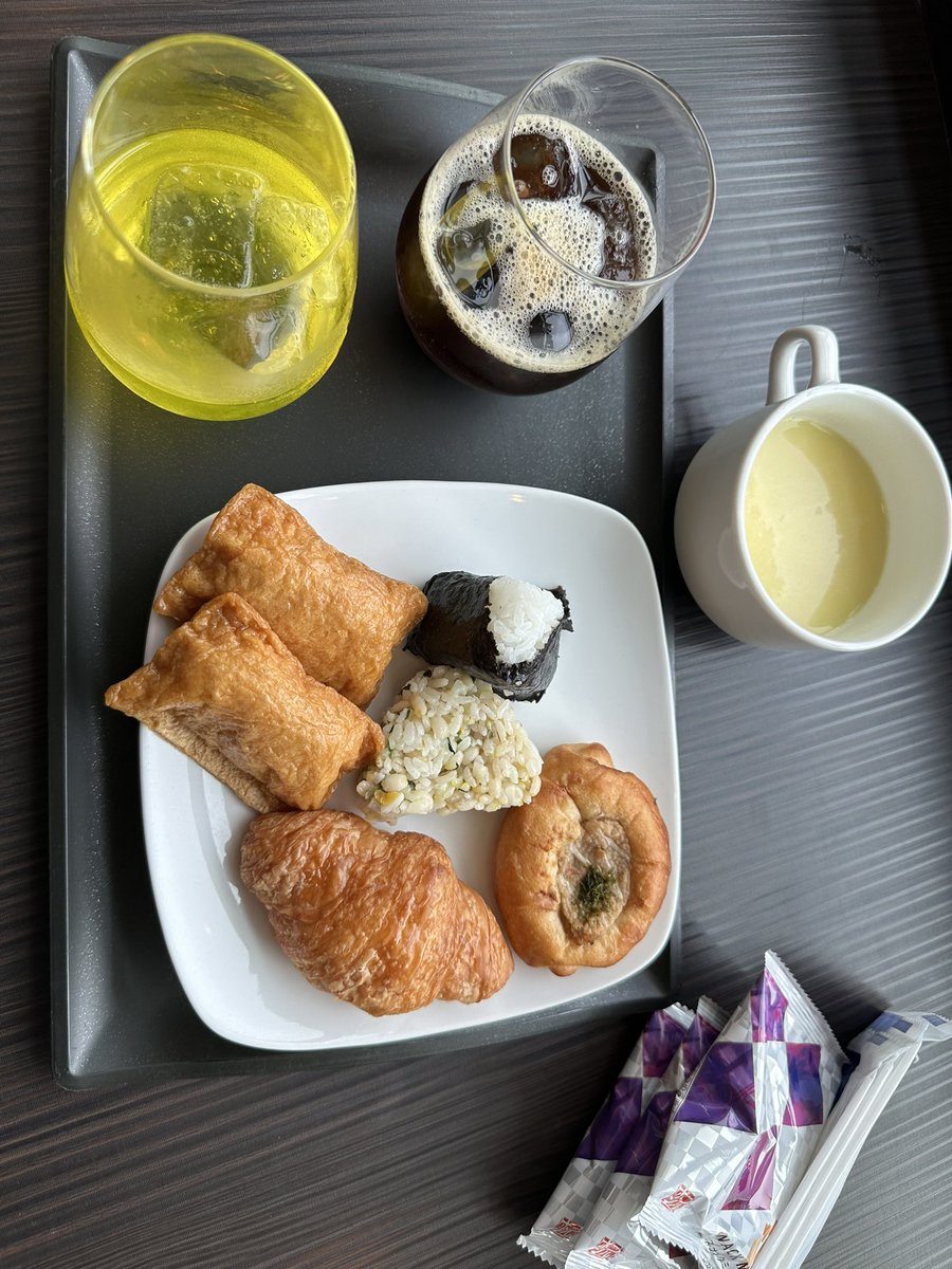 tripplan3's tweet image. 東京はかなり涼しくなりました。

ANA SUITE LOUNGE へお邪魔しました。

国内線なのに炭水化物を摂取できるのは本当にありがたい。

#ANA
#SUITE LOUNGE