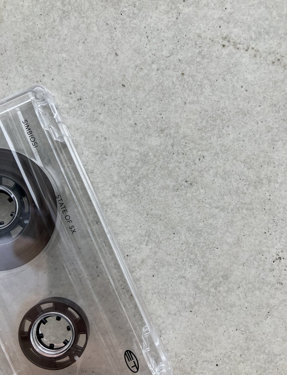 先日、カバーのアートとデザインを担当したカセットを、レーベルが送ってくれました。
Joshuah <a href="/ComputerGaze/">Infinity Frequencies</a> ありがとう！！
またあらためて、ご指名いただいたAndrea <a href="/Simbiosi_/">Simbiosi</a> そしてManuelに感謝◎

<a href="/e_emergingtech/">Emerging Technology</a> 

emergingtechnology.bandcamp.com/album/state-of…